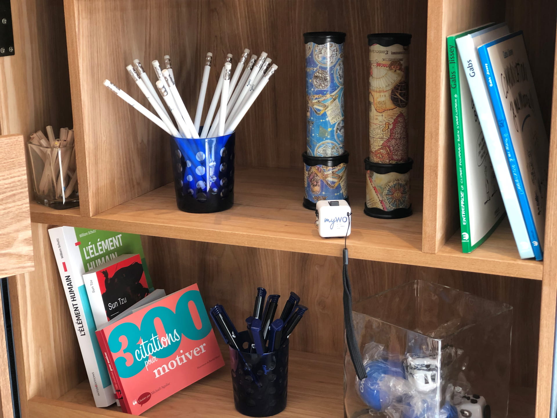 Objets ludiques et papeterie à disposition